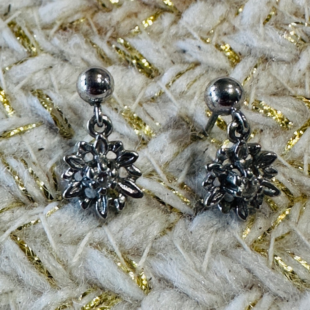 Adorable White Gold Vintage Earrings